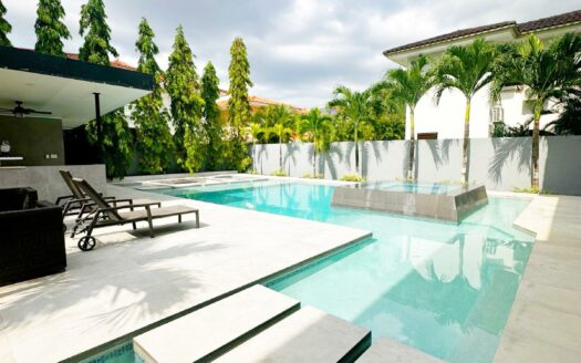 Luxury Family Estate with Pool in Las Magnolias, Costa del Este